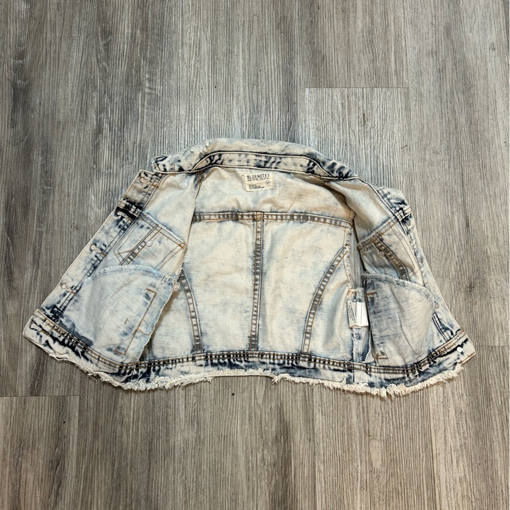 BLUENOTES tie dye distressed crop denim jean vest. Excellent condition. - Picture 5 of 6